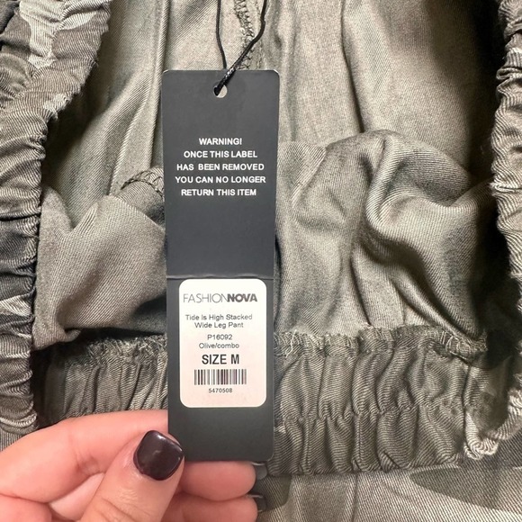 Fashion Nova Tide Is High Stacked Wide Leg Camo Pants Medium NWT - Picture 5 of 8